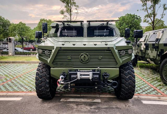 Çin Kurşun Geçirmez Özel Off Road Askeri Araç 6x6 300hp Savaş Alanı Ekipmanını Savun