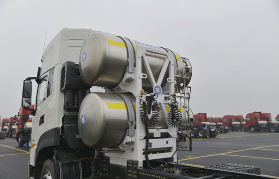 Mal Taşımacılığı LNG CNG Traktör Römork 500HP Motor Çekiş Kütlesi 32.4 Ton