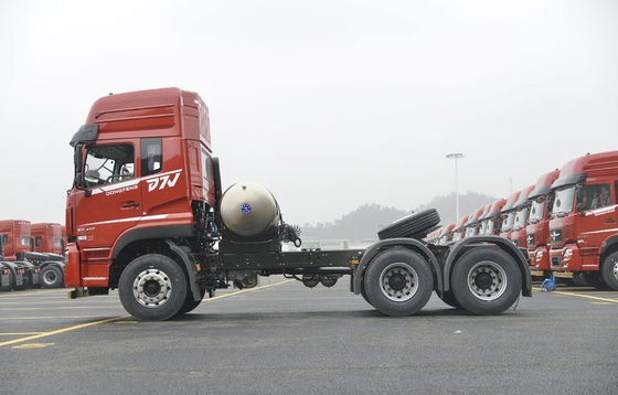 Çekiş Kütlesi 40 Ton LNG Taşıma Kamyonları 6x4 Traktör Yüksek Deplasmanlı Motor