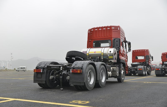 Çekiş Kütlesi 40 Ton LNG Taşıma Kamyonları 6x4 Traktör Yüksek Deplasmanlı Motor